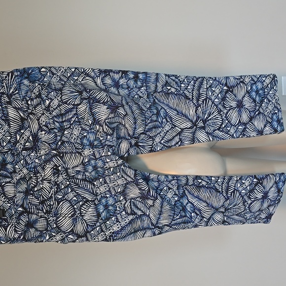 Chico's So Slimming navy blue/white polynesian print cropped pants-0 - Picture 2 of 8